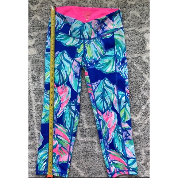 Lilly Pulitzer Weekender Crops - Picture 4 of 5